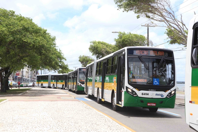 Prefeitura entrega dez ônibus articulados do BRT para a população - SMTT Aracaju